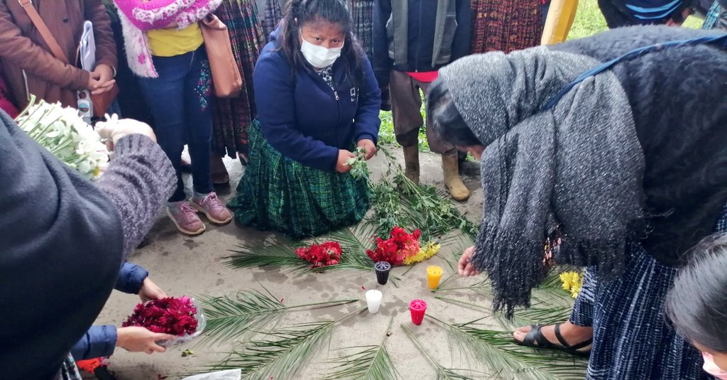 Familiares de víctimas del conflicto armado interno de Guatemala llegaron este martes 8 de febrero a la entrada de la antigua zona militar número 21. (Foto Prensa Libre: Tomada de 	@CasoCreompaz)