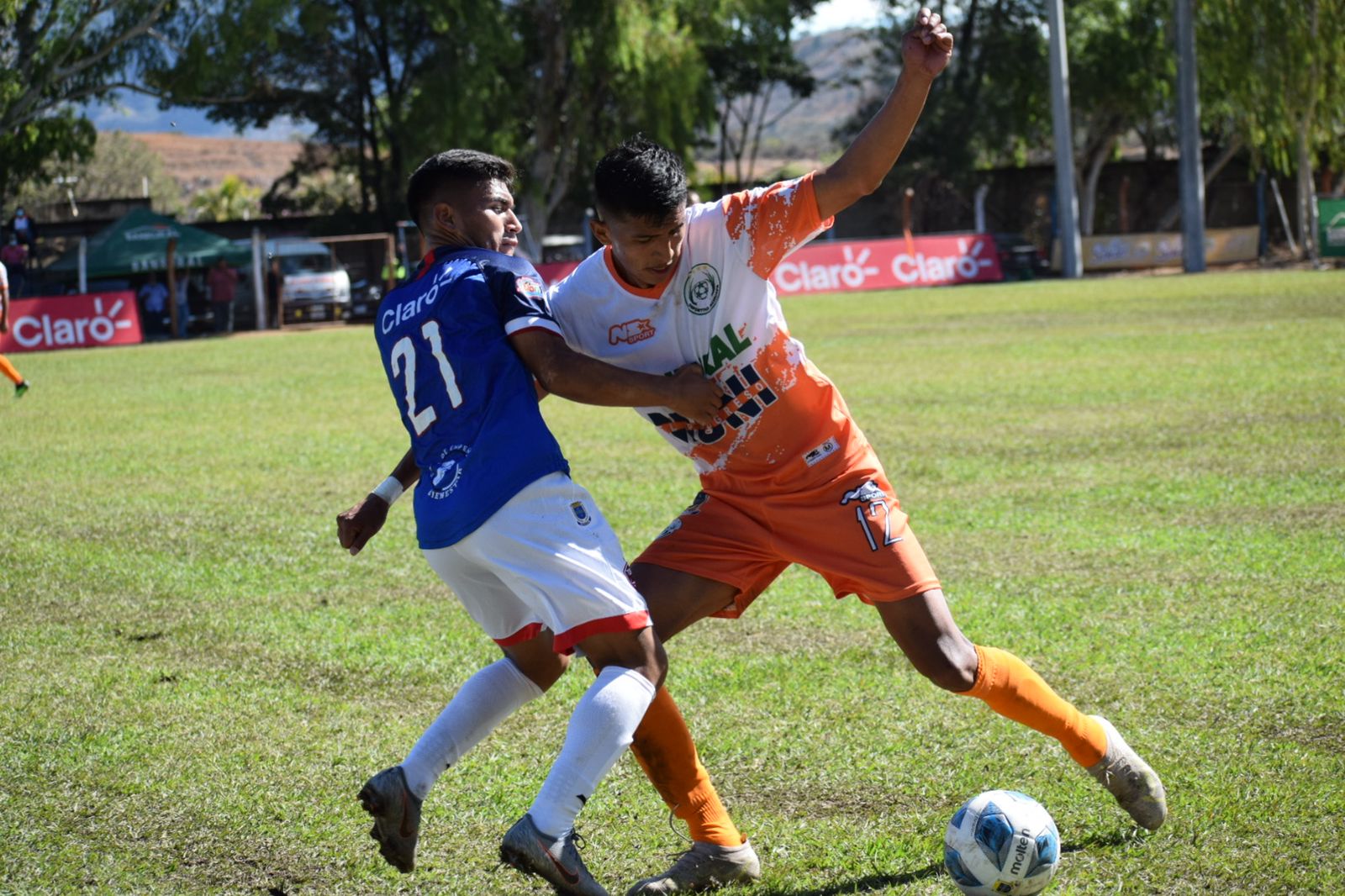 Los jugadores de Achuapa festejan el primer gol en el partido contra Malacateco. (Foto Liga Nacional).