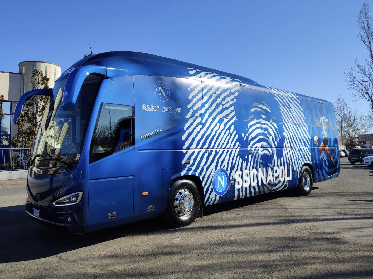 El autobús del Nápoles es un homenaje a Maradona. (Foto Prensa Libre: @sscnapoliES)