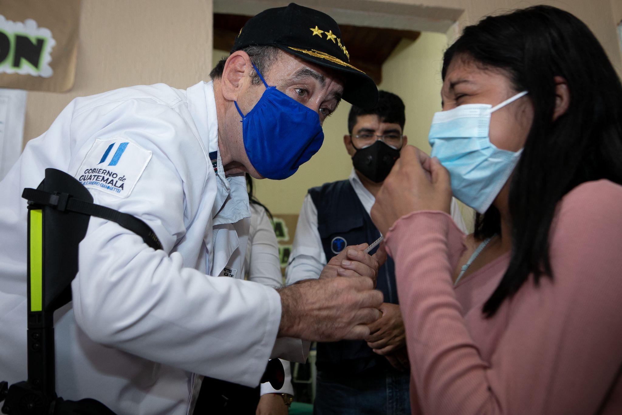 El presidente Alejandro Giammattei supervisó la jornada de vacunación en El Progreso, el 23 de octubre de 2021. En este departamento  se administran AstraZeneca, Moderna y Pfizer, no Sputnik V.  (Foto: Gobierno de Guatemala)