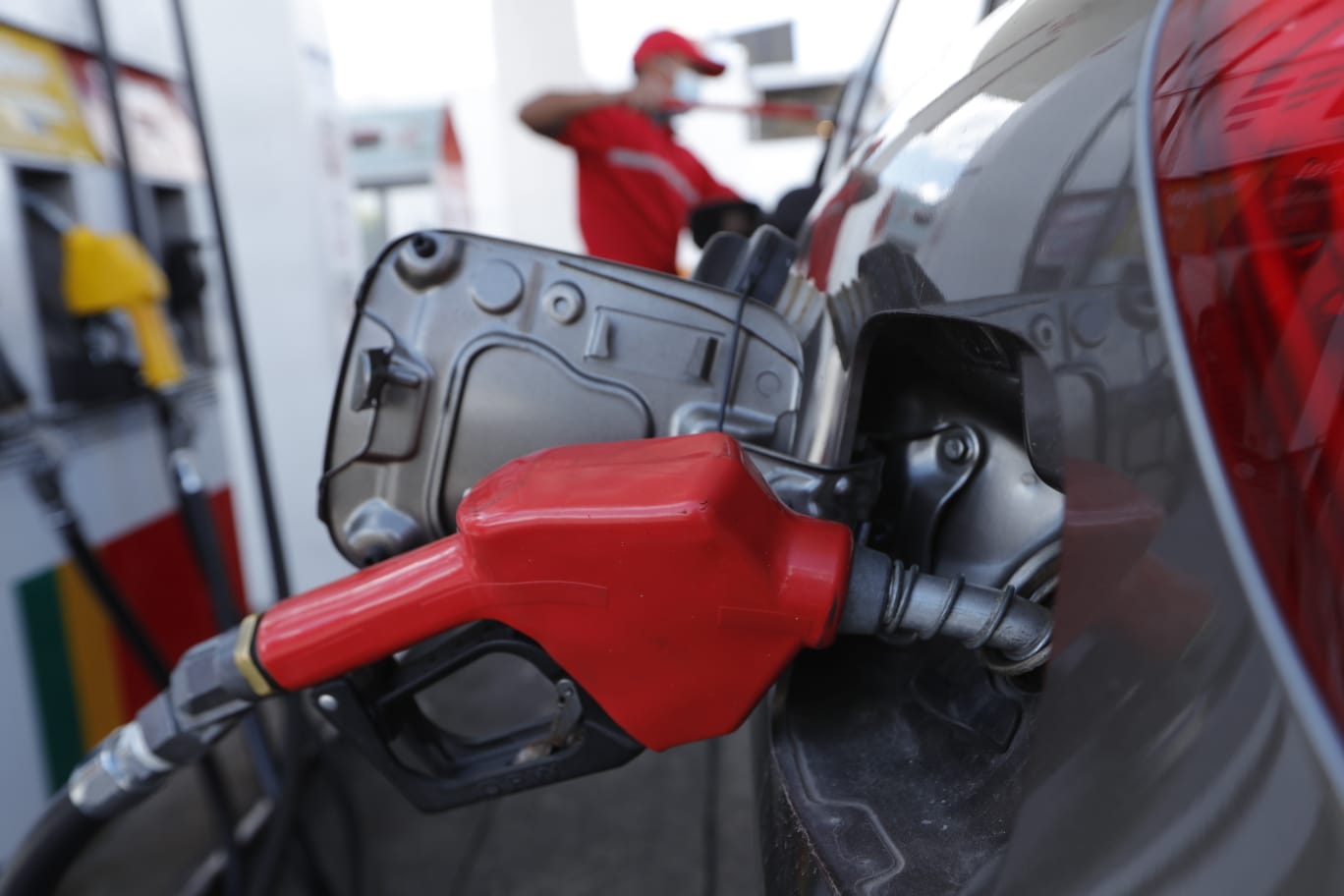 El 5 de febrero el precio del galón de gasolina y diésel subió Q1. (Foto Prensa Libre: Hemeroteca)  