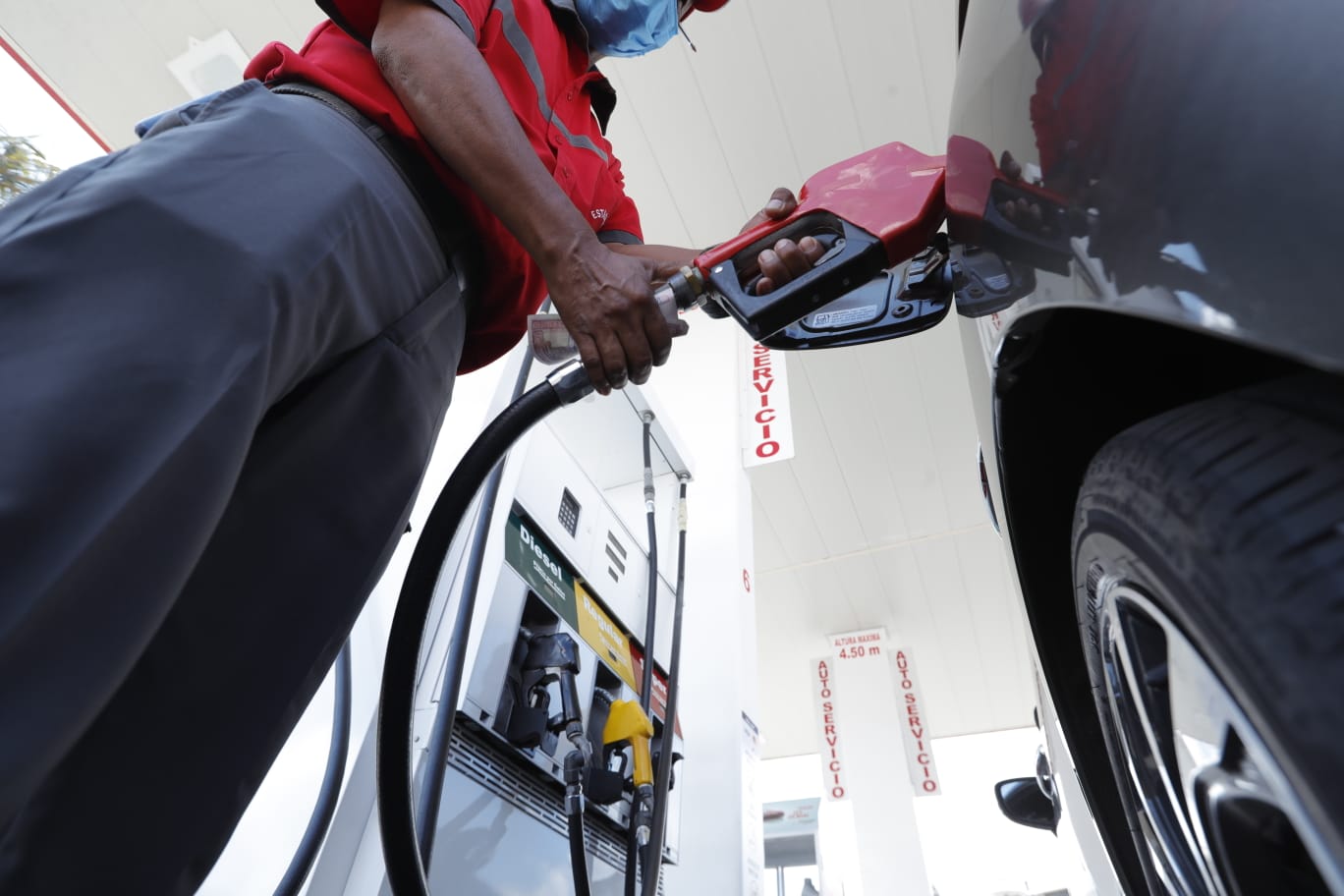Las estaciones de servicio aplicaron un ajuste de Q1 al galón de gasolina y diésel. (Foto Prensa Libre: Esbín García) 