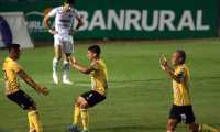 Los jugadores de Guastatoya celebrando el gol del empate 2-2 ante Comunicaciones. (Foto Prensa Libre: Carlos Hernández)