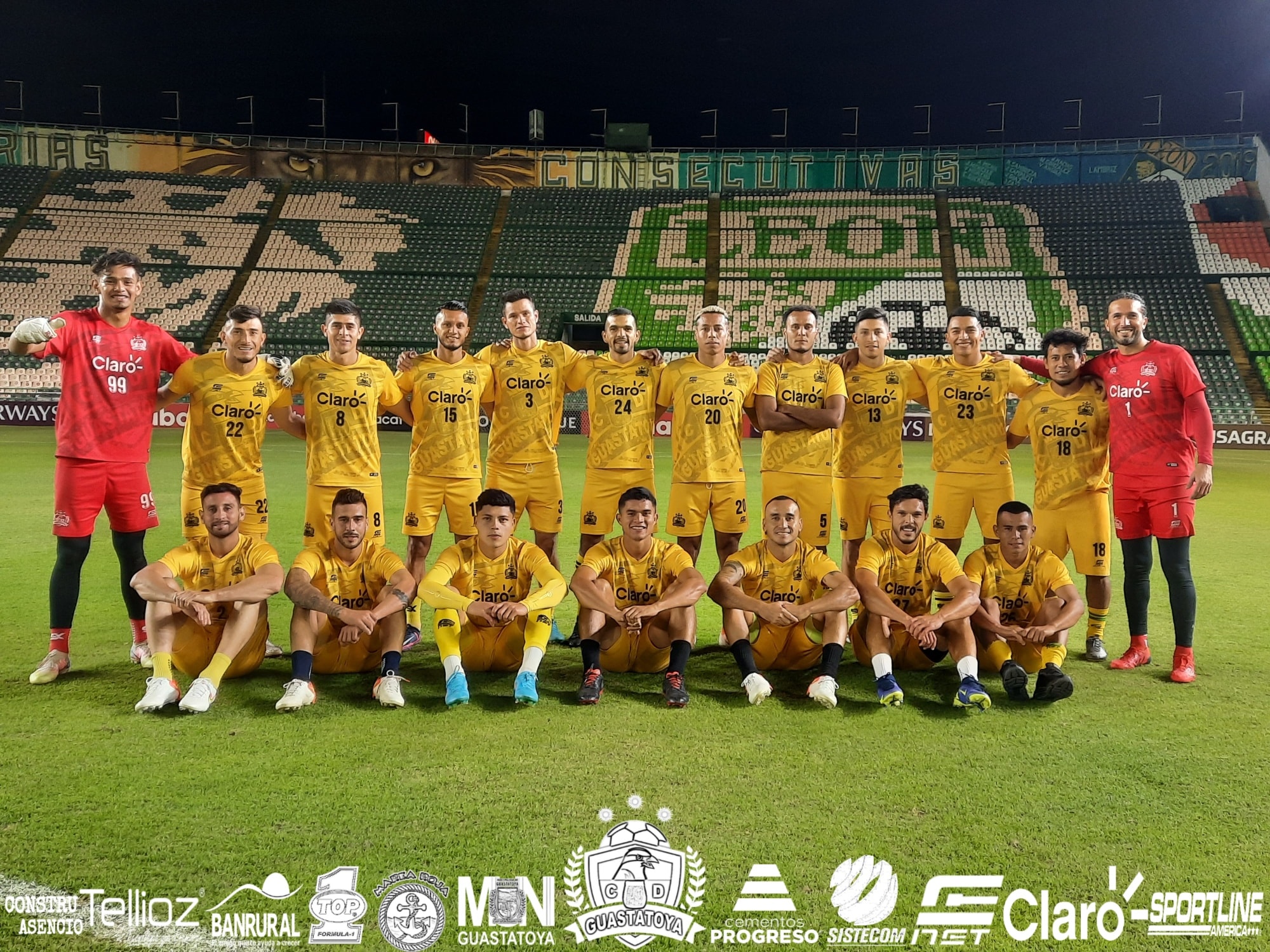 El equipo de Guastatoya posa en las instalaciones del Estadio León, donde enfrentará al Club León por la Concacachampions. (Foto CD Guastatoya).
