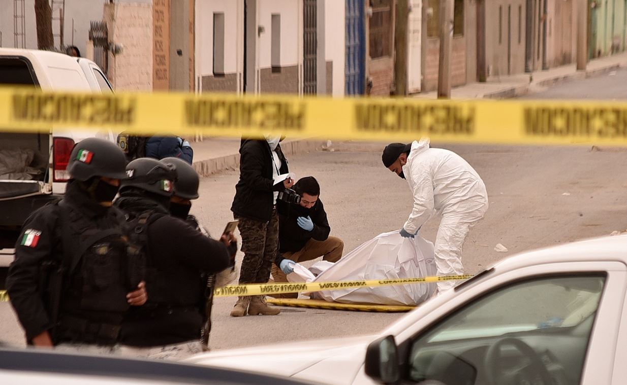 Peritos forenses realizan el levantamiento de varios cuerpos en el municipio de Fresnillo, Zacatecas. (Foto Prensa Libre: EFE) 