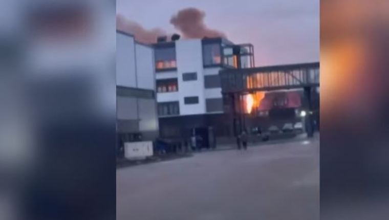 Momento en el que misil impacta contra el aeropuerto de Ivano-Frankivsk en Ucrania. (Foto Prensa Libre: Tomada del video de El Debate)