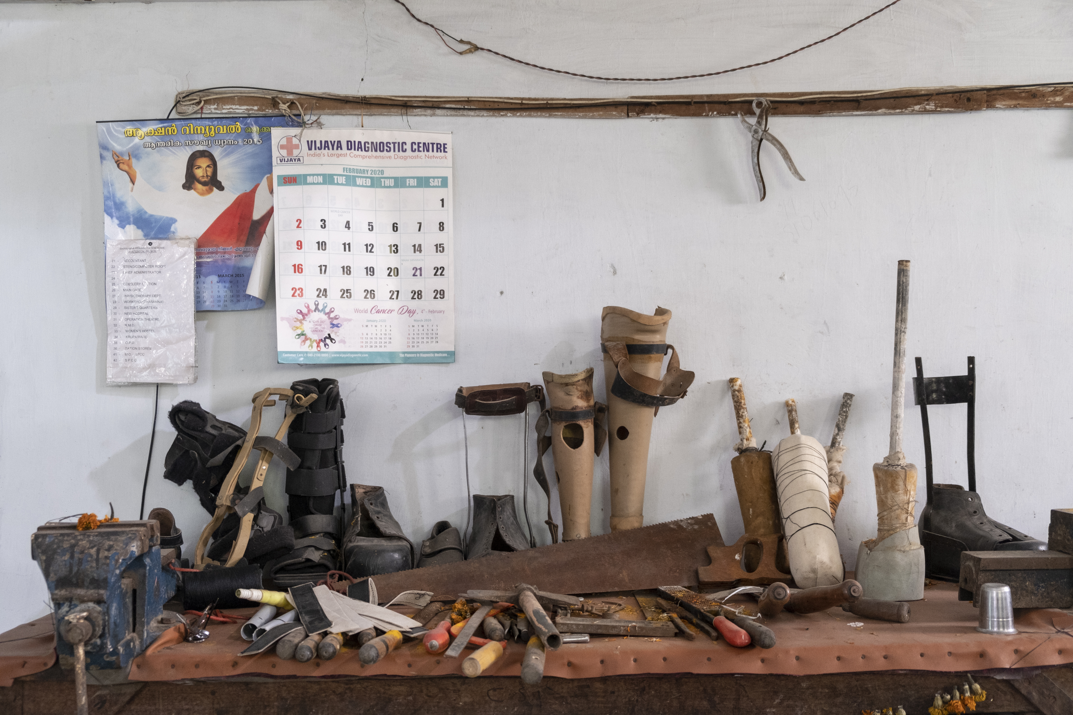 Un taller de prótesis en el Hogar de Rehabilitación Sivananda, que sirve no sólo como lugar de tratamiento sino también como hogar para muchos, en Hyderabad, India. (Foto Prensa Libre: Saumya Khandelwal/The New York Times)