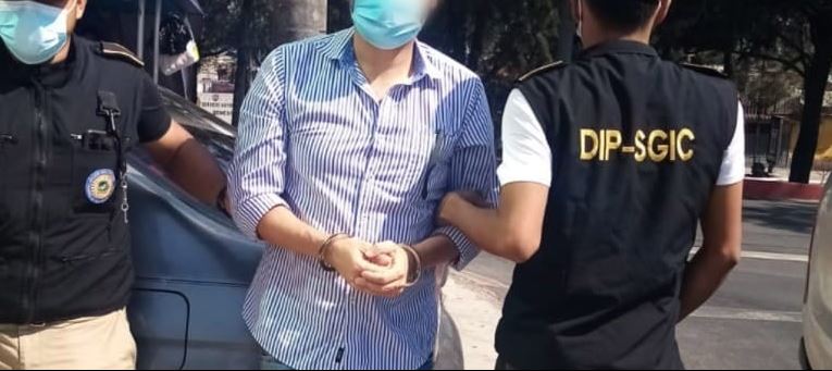 Qué dice una denuncia contra el hombre que ofrecía servicios de estética para aumento de glúteos y qué le causó a una paciente