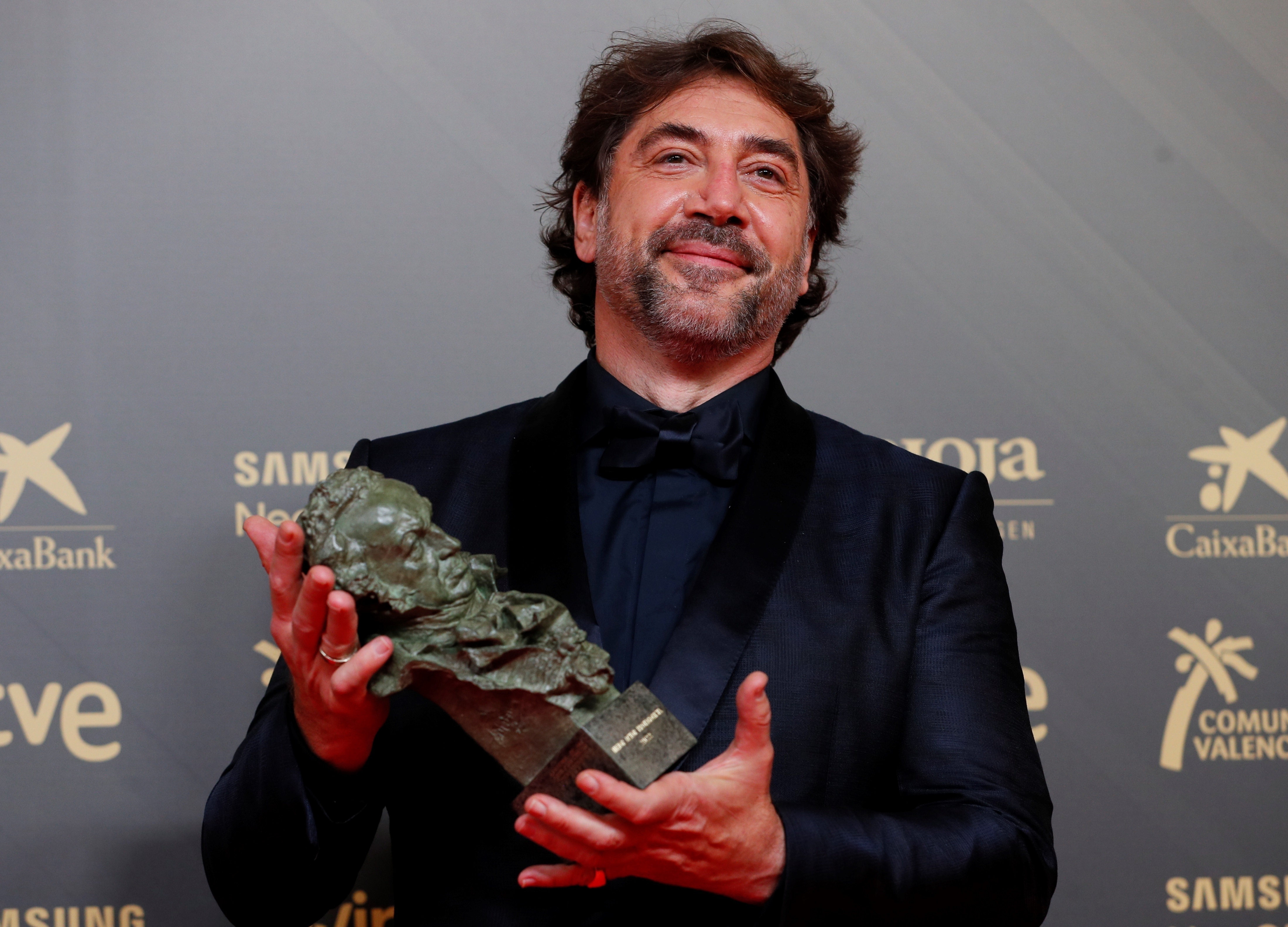 Javier Bardem posa con el Goya a Mejor Actor Protagonista, por su trabajo en "El buen patrón", durante la gala de la 36 edición de los Premios Goya. (Foto Prensa Libre: EFE/Biel Alino).