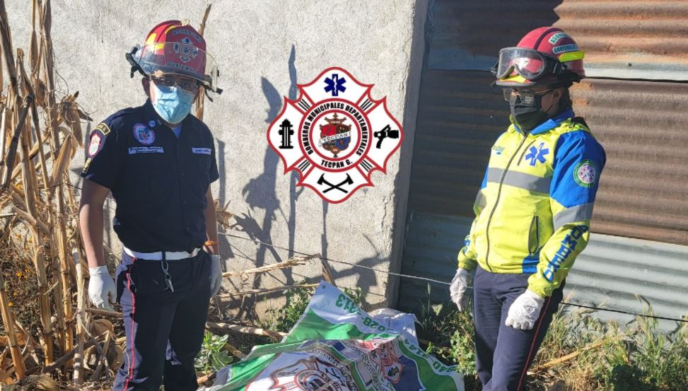 Jorge Cuy Camey murió al hacer contacto con cables de alta tensión en Tecpán Guatemala, Chimaltenango. (Foto Prensa Libre: Bomberos Municipales Departamentales)