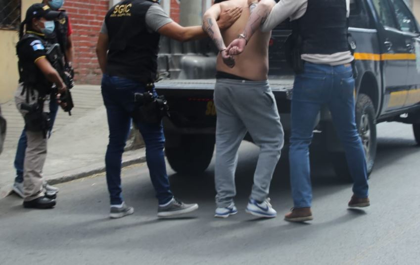 Josué Alexander Carrillo Paredes fue capturado en la zona 18 señalado de extorsión. (Foto Prensa Libre: PNC) 


