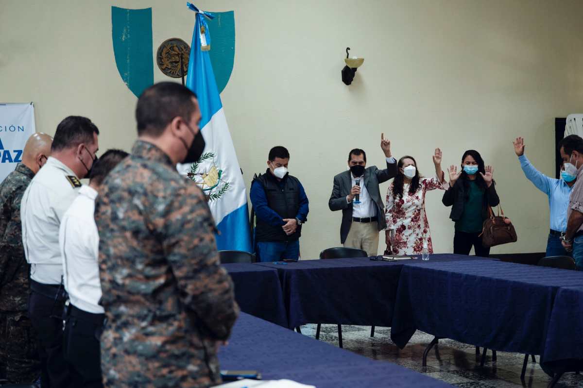 El gobernador de Alta Verapaz y demás funcionarios de gobierno promueven la campaña "Levántate Guate", impulsada por iglesias evangélicas. (Foto Prensa Libre: Twitter de Gobernación de Alta Verapaz)