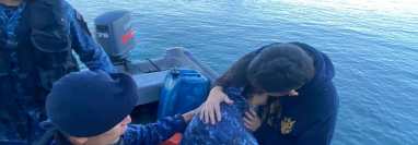 Mujer rescatada en el Lago de Atitlán