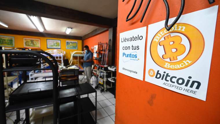 Aunque operar con bitcóines es opcional, los comercios en El Salvador no han encontrado el valor del medio de pago en su operación diaria, según líderes gremiales. (Foto Prensa Libre: Hemeroteca PL)