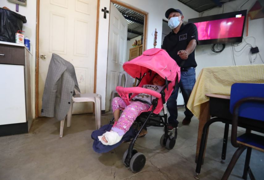 Luis Alfredo Sol junto a su hija Miranda Sofía. Accidente en km 19.5 de la Inter