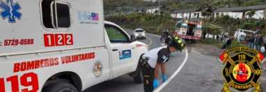 Matan a piloto y ayudante de bus en Colomba, Quetzaltenango. (Foto Prensa Libre: Bomberos Voluntarios) 