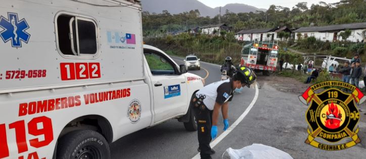 Matan a piloto y ayudante de bus en Colomba, Quetzaltenango. (Foto Prensa Libre: Bomberos Voluntarios) 