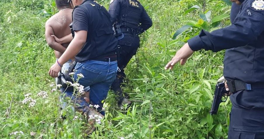 Disparó a las autoridades y está señalado de varios delitos: Capturan a hombre que cobraba Q100 por crimen que cometía