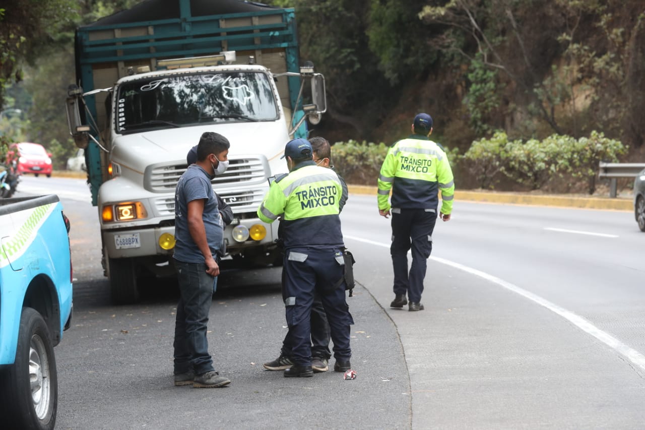 PMT ha impuesto 35 multas al transporte pesado en los operativos del kilómetro 23 de la ruta interamericana (Foto Prensa Libre: Erick Ávila)