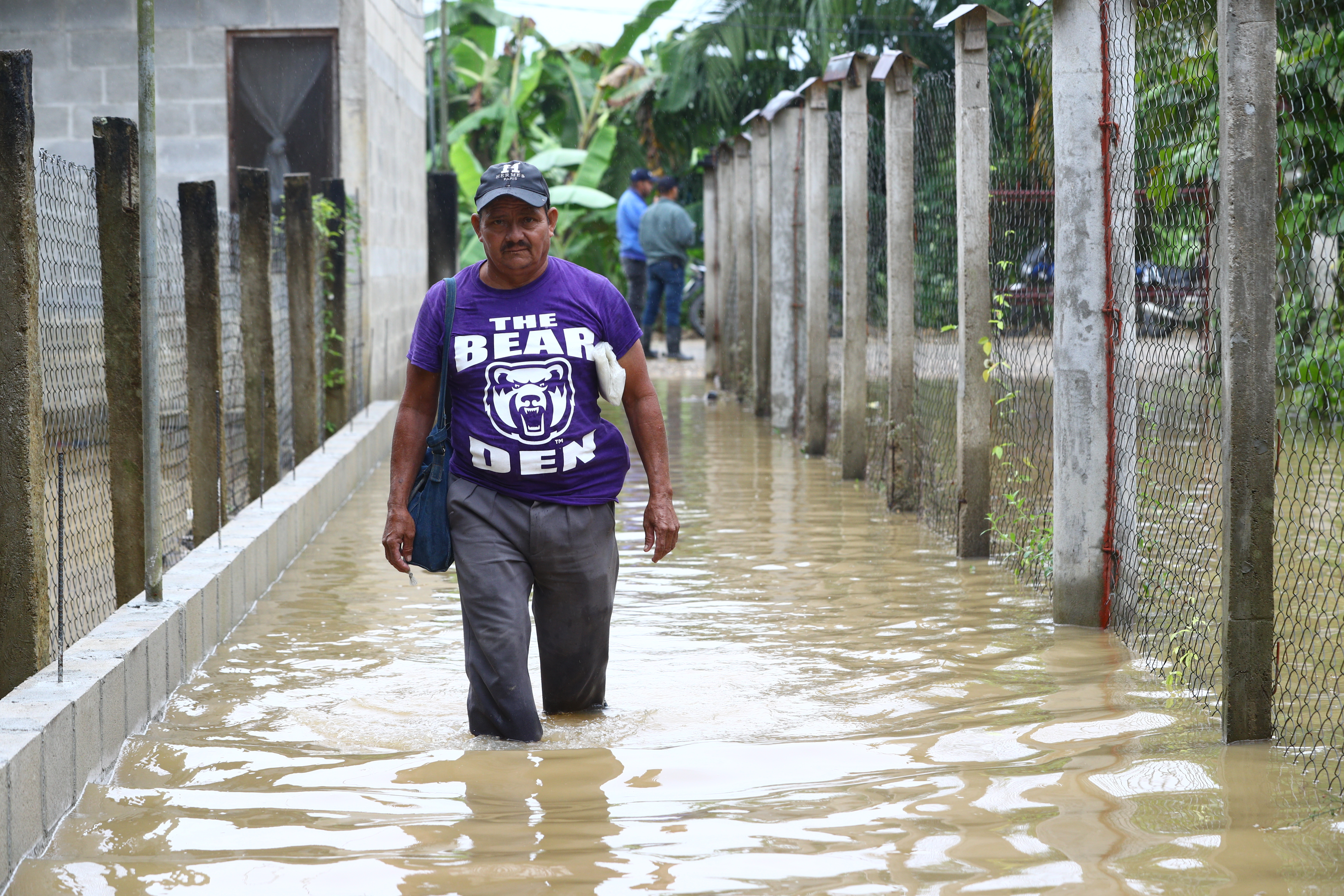 Como una experiencia única definen los pobladores de esa comunidad el haber tenido que vivir los efectos de un tornado que se llevó todo lo que encontró a su paso, por lo que muchos de ellos hicieron todo lo que estuvo a su alcance para ponerse a salvo. (Foto Prensa Libre: María José Bonilla)