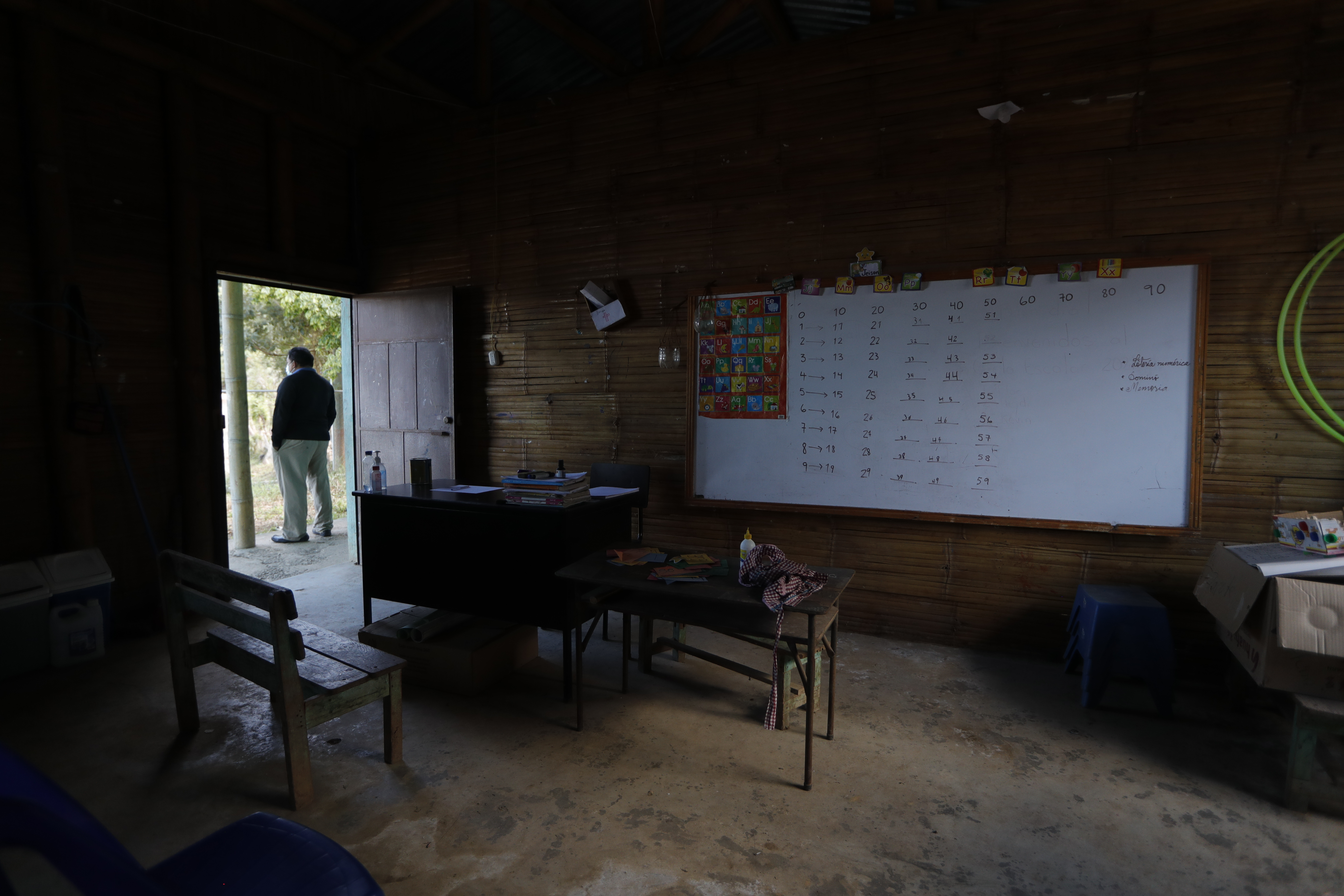 “Cuando voy a reuniones los niños pierden sus clases”: el relato de Carlos López, maestro, director y administrador de la escuela El Zapote