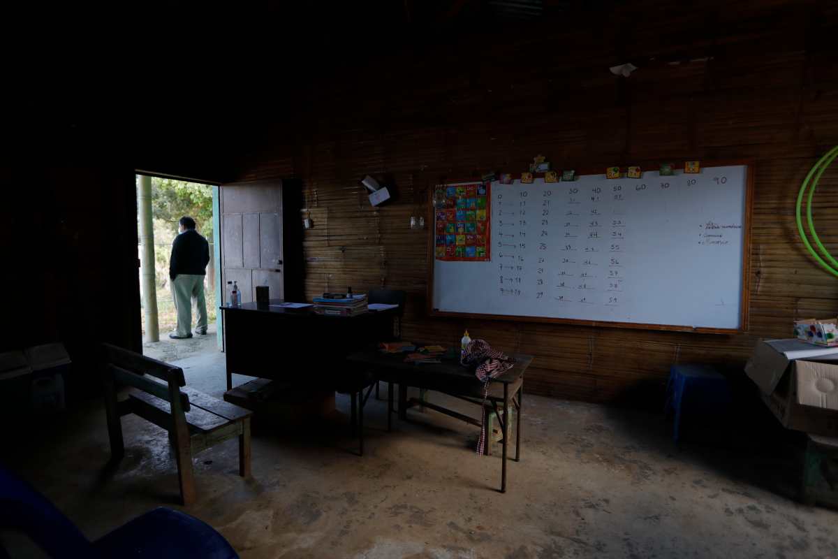 “Tengo 12 años de ser maestro unitario”: el relato de Carlos López, maestro, director y administrador de la escuela El Zapote