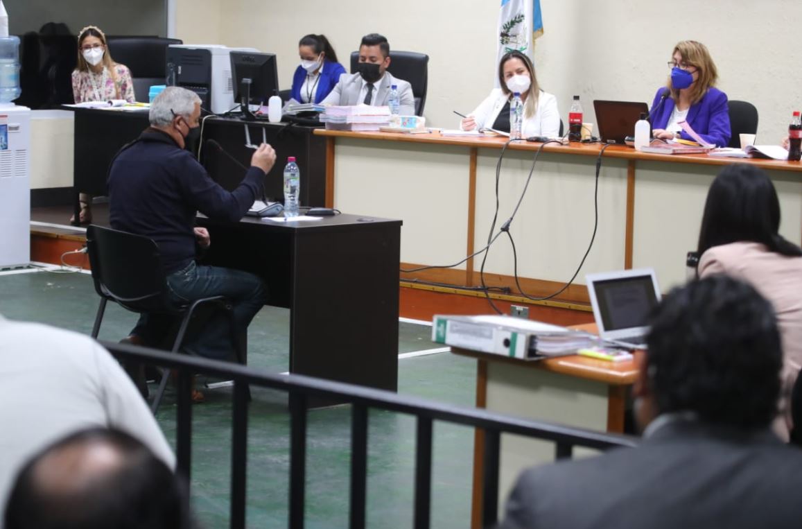 Otto Pérez Molina declara en el Tribunal de Mayor Riesgo B comenzó el juicio por el caso La Línea. (Foto Prensa Libre: Carlos Hernández)