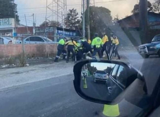 Momento del incidente entre agentes de la PMT de Fraijanes y Santa Catarina Pinula