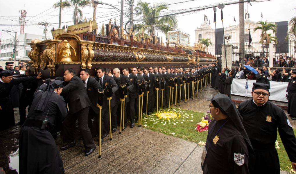 Procesión del Señor Sepultado del Templo de Santo Domingo en su salida en el 2019. (Foto Prensa Libre: Hemeroteca PL)