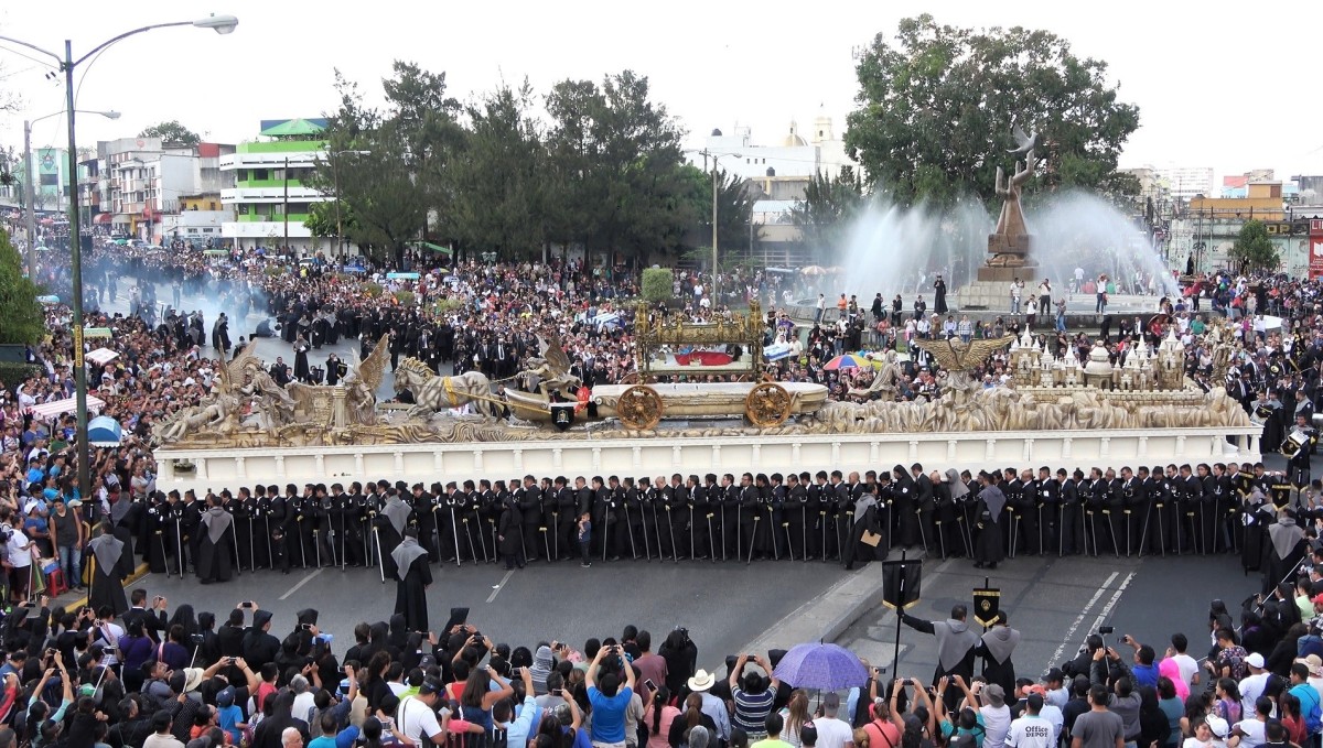 Salida de la procesión del Cristo Yacente de El Calvario de Viernes Santo. (Foto Prensa Libre: Hemeroteca PL)