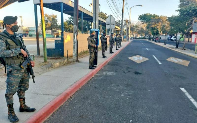 Soldados brindan seguridad a los puestos de control en diversos puntos de la ciudad. (Foto Prensa Libre: Gobierno de Guatemala)