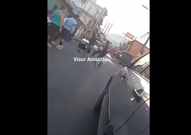 Video: dos personas se van a los golpes y vecinos tratan de intervenir en Amatitlán