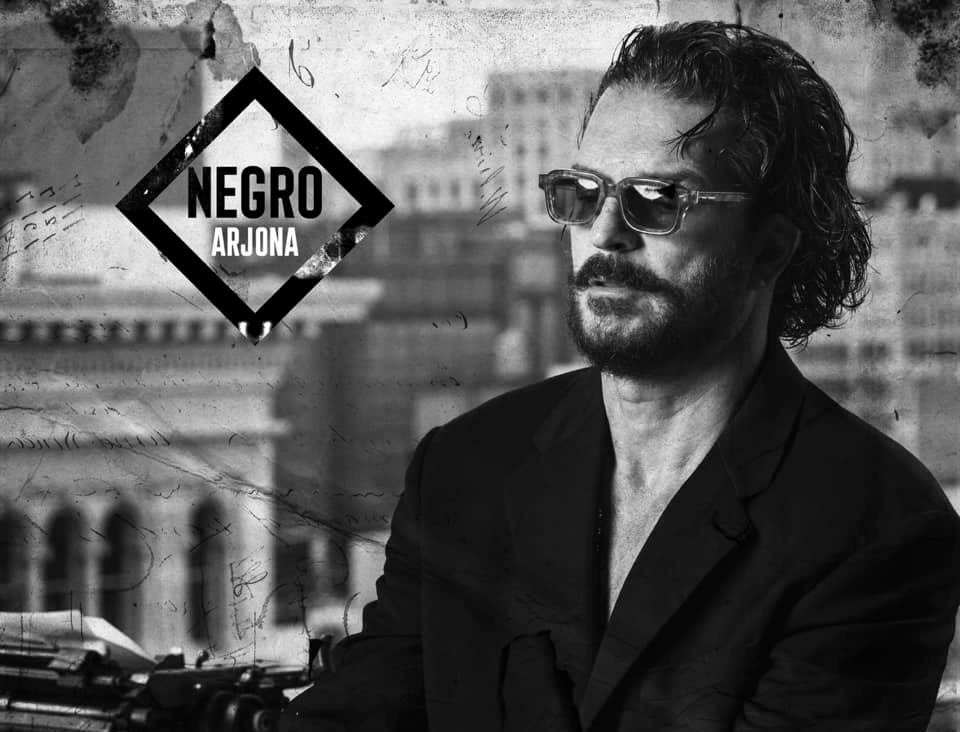 El álbum "Negro" de Ricardo Arjona se lanzó el 8 de octubre del 2021. (Foto Prensa Libre: Facebook @arjonaoficial).