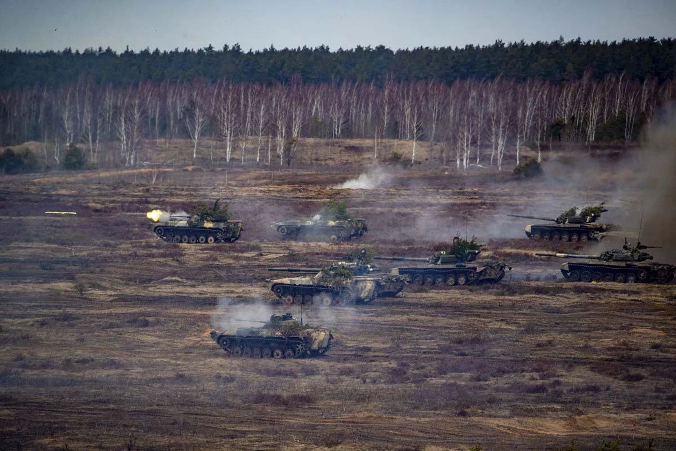 Las fuerzas armadas rusas se desplazan cerca de zonas fronterizas con Ucrania. (Foto Prensa Libre: AFP)