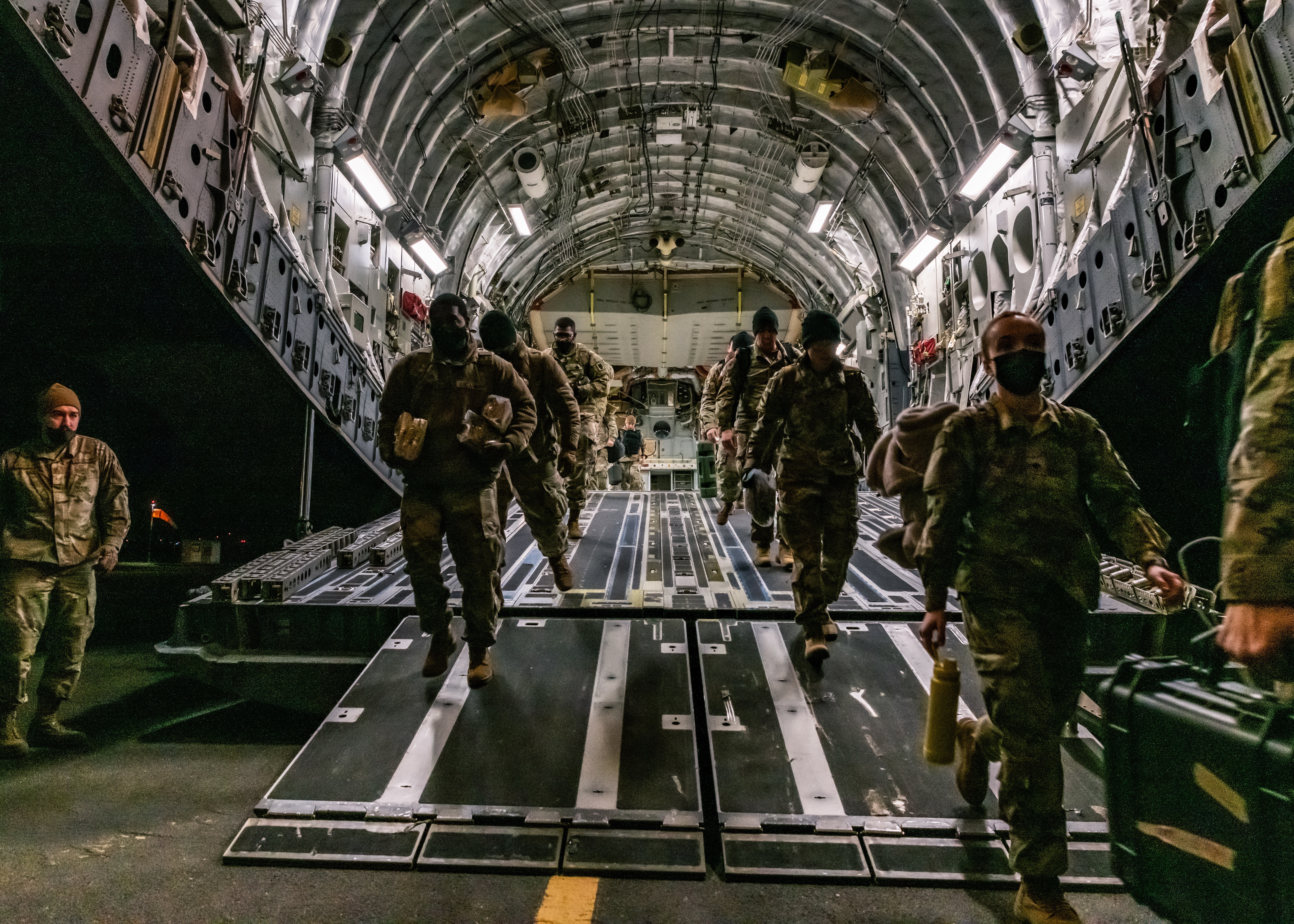 Llegan los soldados del 18º Cuerpo Aerotransportado a Wiesbaden, Alemania. Estos son los primeros de 2 mil  soldados en llegar a Europa tras el anuncio del Pentágono de que se trasladarán fuerzas adicionales de Estados Unidos a Europa en apoyo de los aliados de la OTAN. (Foto Prensa Libre: EFE)
