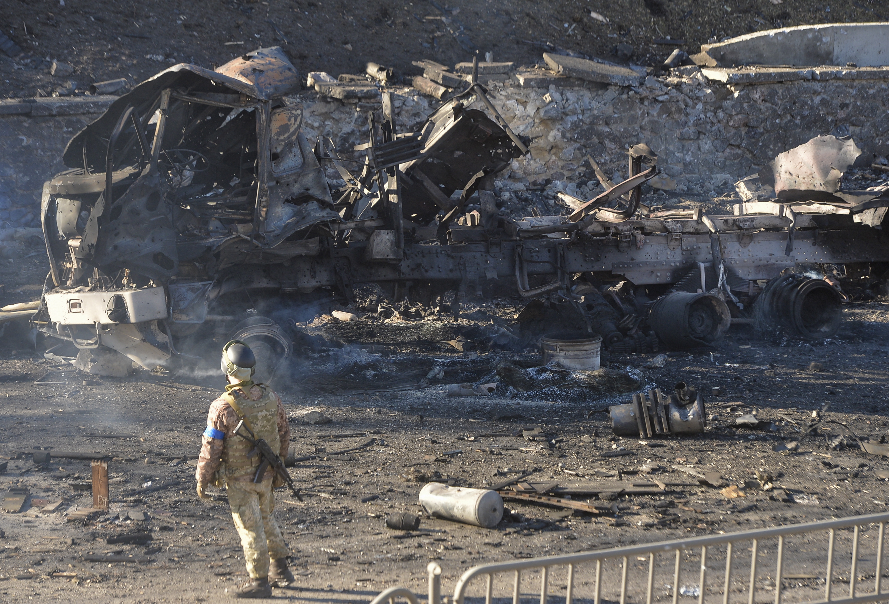 Kiev (Ukraine), 26/02/2022.- A Ukrainian serviceman stands near a charred vehicle after night fighting in Kiev, Ukraine, 26 February 2022. Russian troops entered Ukraine on 24 February prompting the country's president to declare martial law and triggering a series of announcements by Western countries to impose severe economic sanctions on Russia. (Rusia, Ucrania) EFE/EPA/ANDRII NESTERENKO