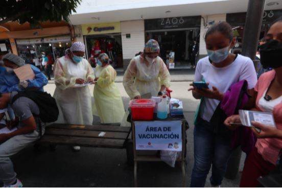 Guatemala vacuna a su población en medio del avance de la variante ómicron del covid-19. (Foto Prensa Libre: Érick Ávila)