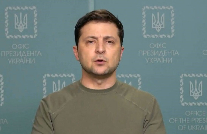 “Hemos resistido”, afirma en video el presidente ucraniano Volodímir Zelenski, en el tercer día de conflicto bélico con Rusia