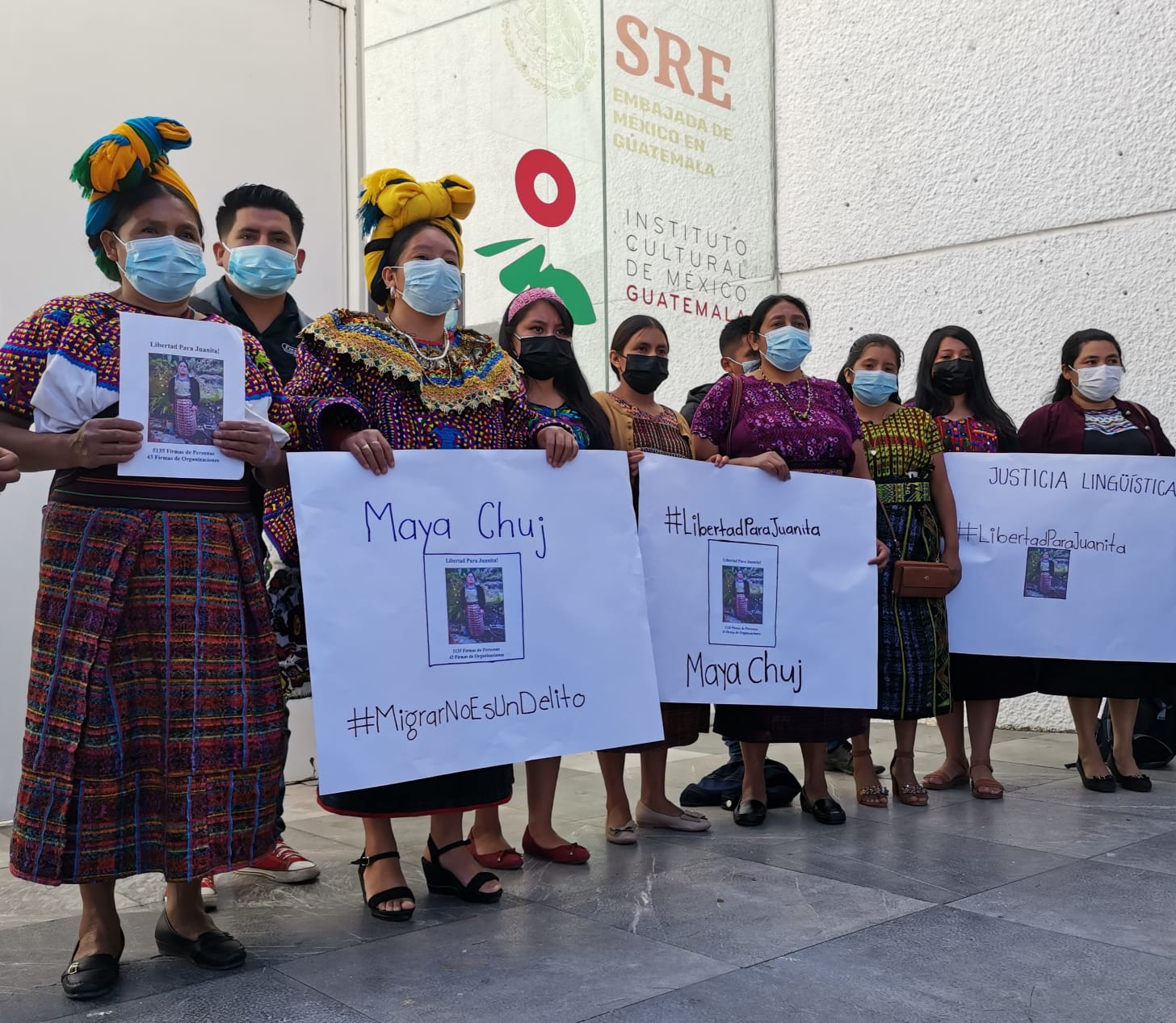 Un grupo de mujeres de San Mateo Ixtatán, Huehuetenango, pide la liberación de Juana Alonzo frente a la Embajada de México en Guatemala. (Foto Prensa Libre: Sergio Morales)