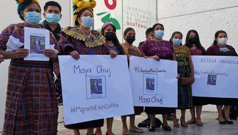 Un grupo de mujeres de San Mateo Ixtatán, Huehuetenango, pide la liberación de Juana Alonzo frente a la Embajada de México en Guatemala. (Foto Prensa Libre: Sergio Morales)