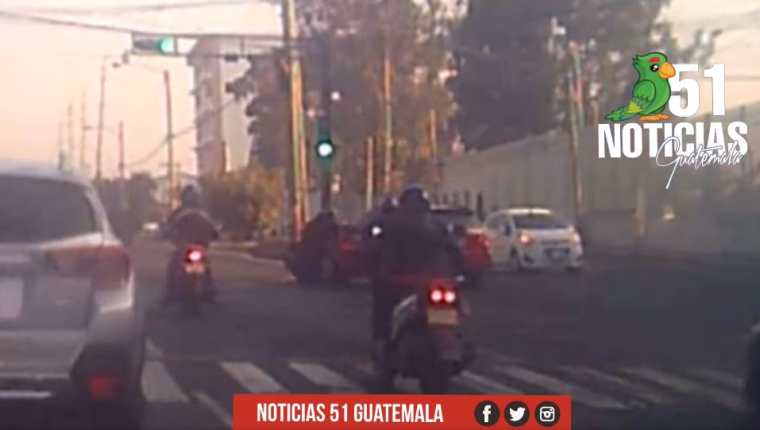Captura de video del accidente en la Atanasio Tzul. (Foto Prensa Libre: Noticias 51 S.M.P)