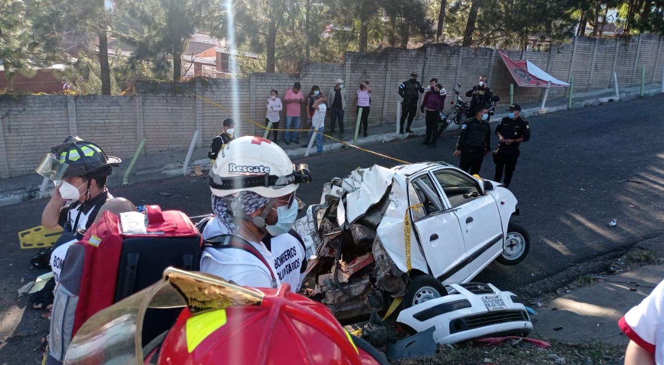 Escena del accidente de tránsito en el km19.5 de la ruta Interamericana. (Foto Prensa Libre: (Víctor Chamalé)
