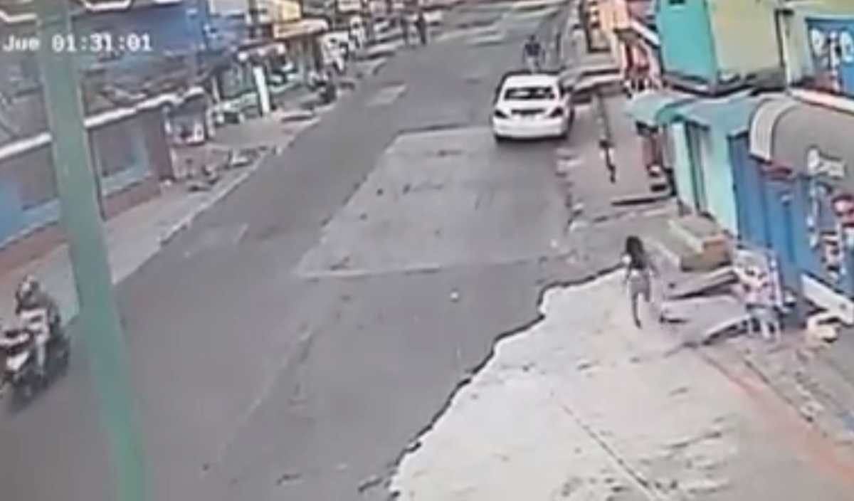 Video: Cámara capta el momento en que una menor es embestida por una motocicleta en Mixco