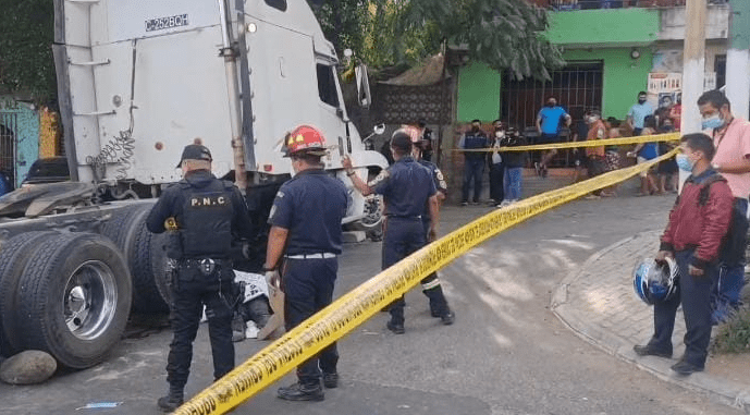 El accidente ocurrió en la zona 6 de Villa Nueva. (Foto Prensa Libre: PMT de Villa Nueva) 