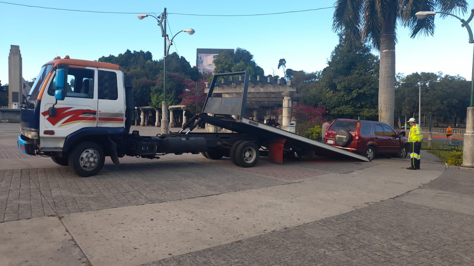El accidente ocurrió durante la madrugada de este domingo 6 de febrero. (Foto Prensa Libre: Amílcar Montejo) 