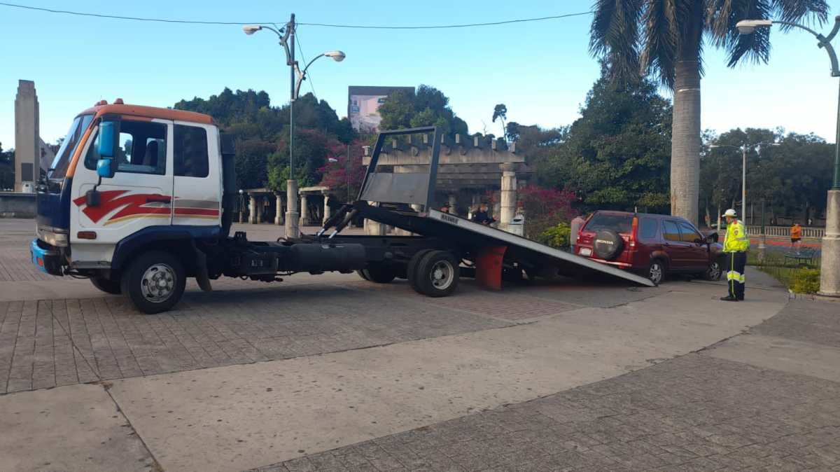 Conductor muere luego de chocar su vehículo durante la madrugada en la plaza del Obelisco