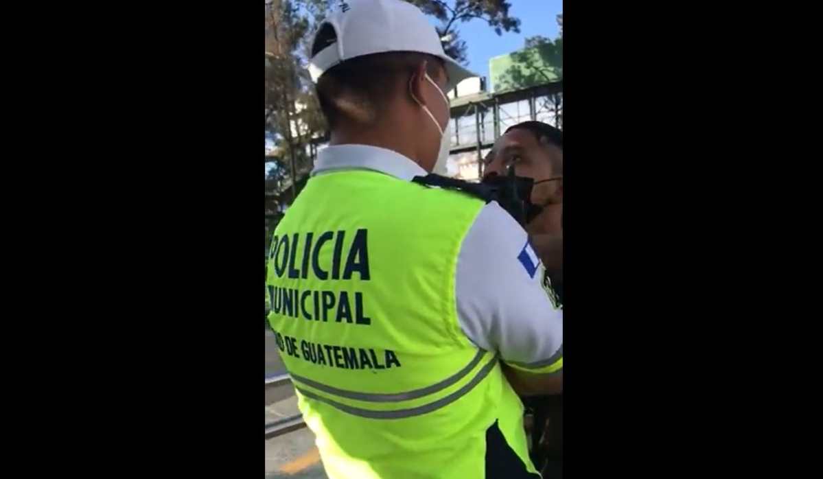 Video: graban el momento en que un usuario del Transmetro defiende a policía municipal que era intimidado