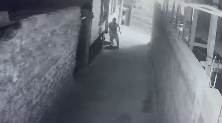 Momento en que un poblador sale de su vivienda durante el temblor registrado en Guatemala. 