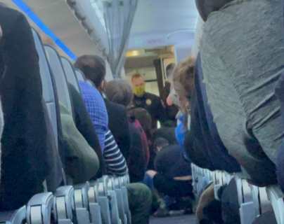 Azafata utiliza peculiar técnica para impedir que un pasajero abra la puerta del avión