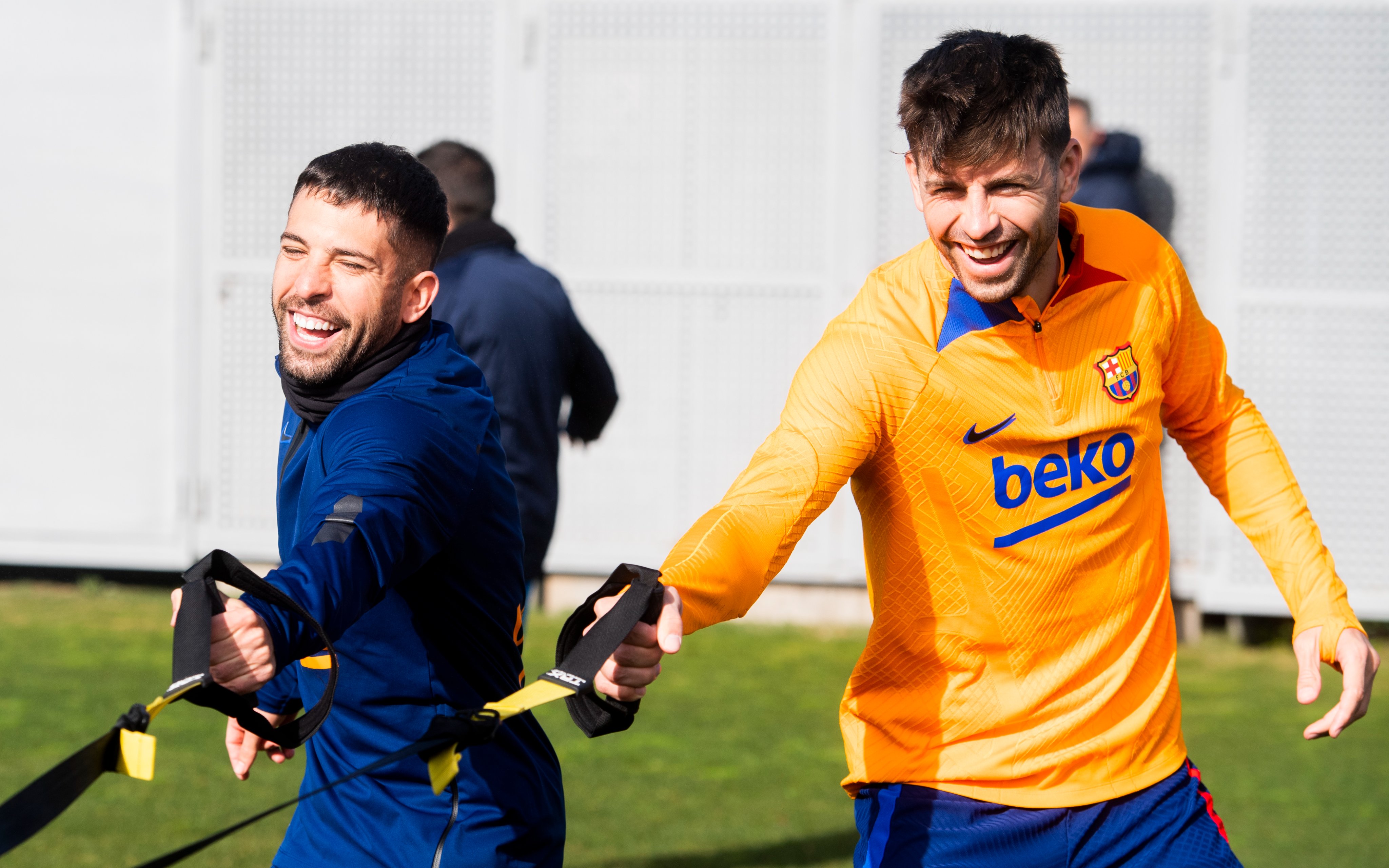 Los jugadores del Barcelona entrenaron este viernes para preparar el duelo contra el Espanyol. (Foto Prensa Libre: Twitter @FCBarcelona_es)